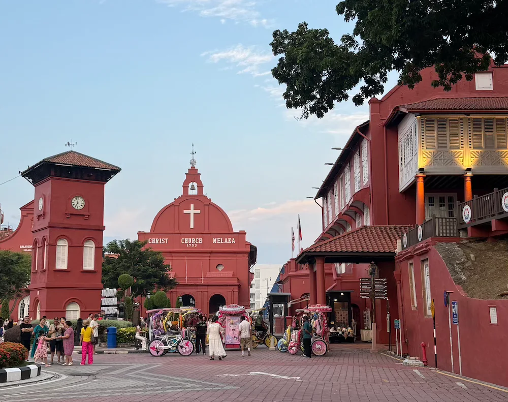 Una plaza roja de arquitectura holandesa