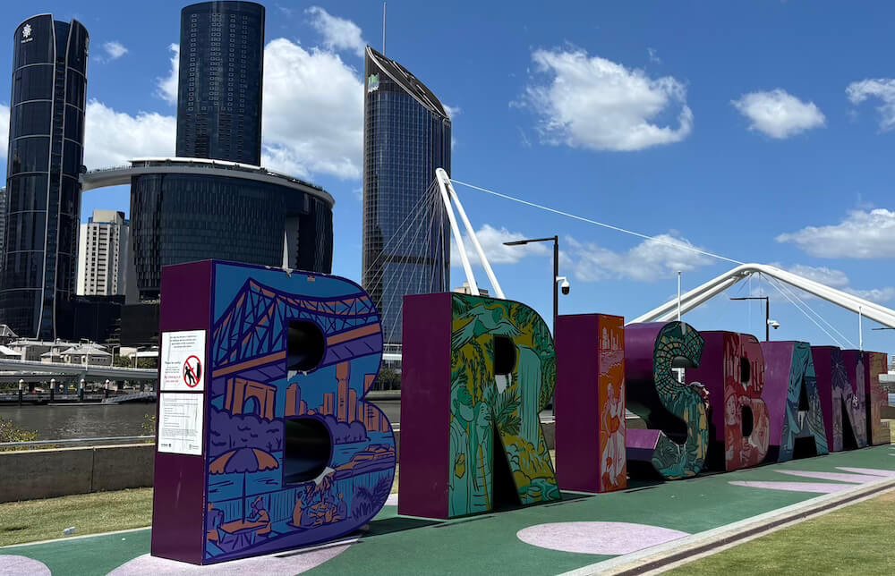 Las letras contrastan con el fondo grisáceo de los rascacielos