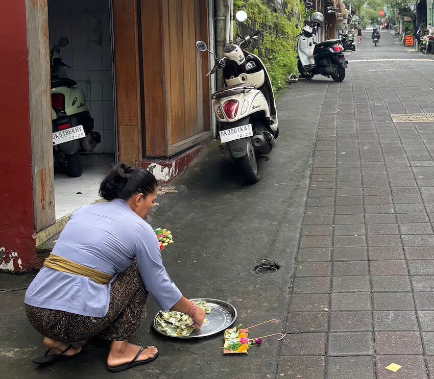 Qué significan las ofrendas diarias de Bali