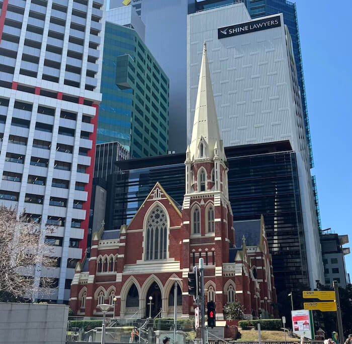 Una iglesia escondida entre rascacielos Albert Street Uniting Church (Brisbane)