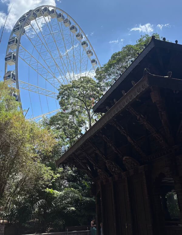 Una pagoda nepalí con la noria de fondo Nepalese Peace Pagoda
