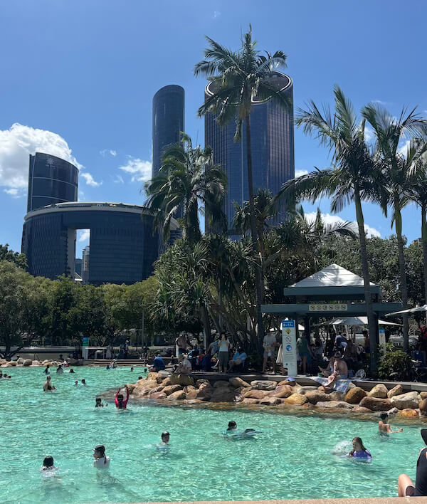 Un oasis de paz en el medio de la metrópoli Streets Beach en Brisbane