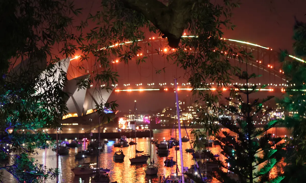 Puente y ópera iluminados en nochevieja