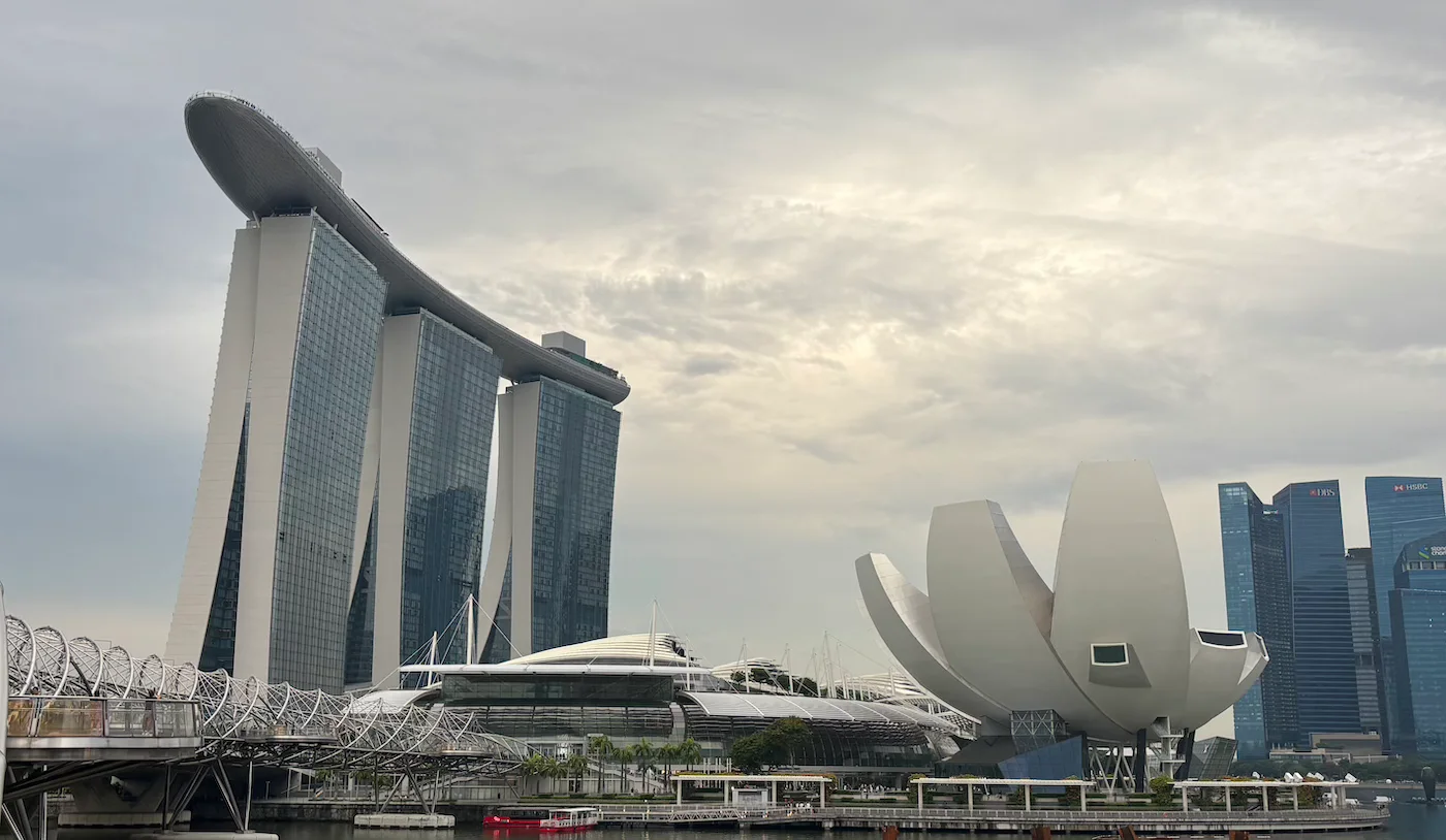 Edificios modernos junto al agua en Singapur