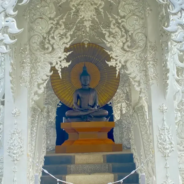 Imagen de Buda en el templo blanco, que invita a respetar las leyes y no beber alcohol