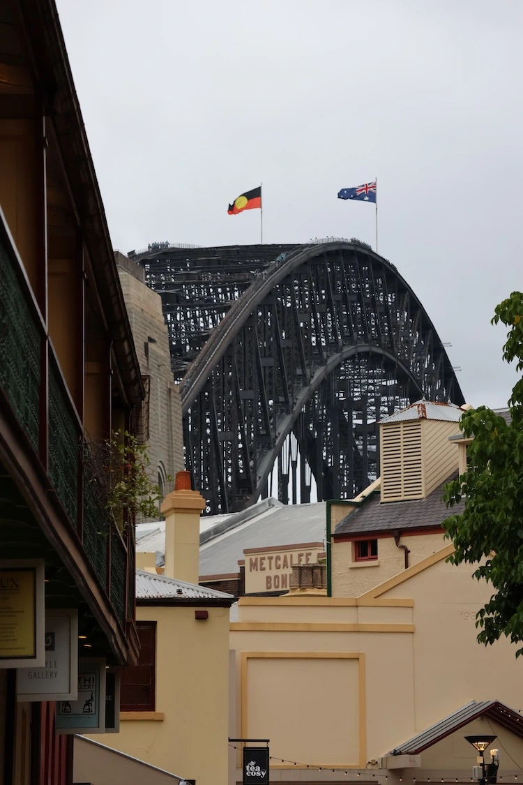El Harbour Bridge se esconde entre edificios