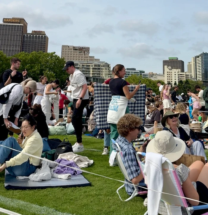 El speaker anuncia para recoger