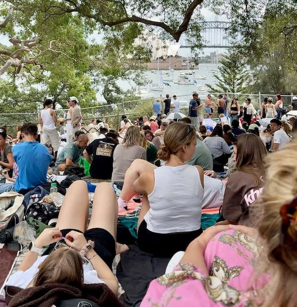 Pasaban las horas allí sentados