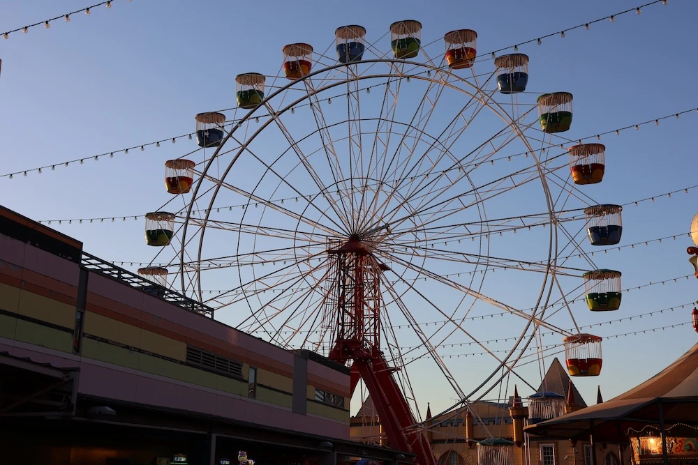 Una noria que gira sobre la bahia