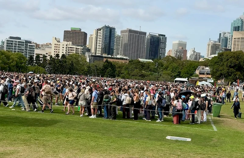 Y la gente se mueve en marea