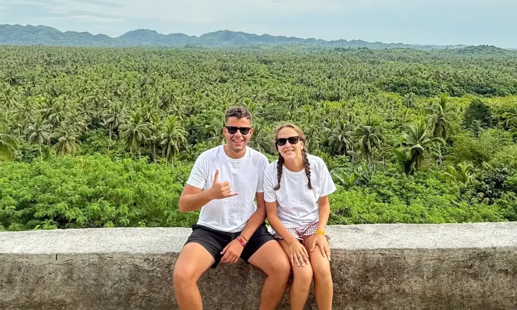 Pareja en el mirador de palmeras de Siargao, uno de los lugares imprescindibles