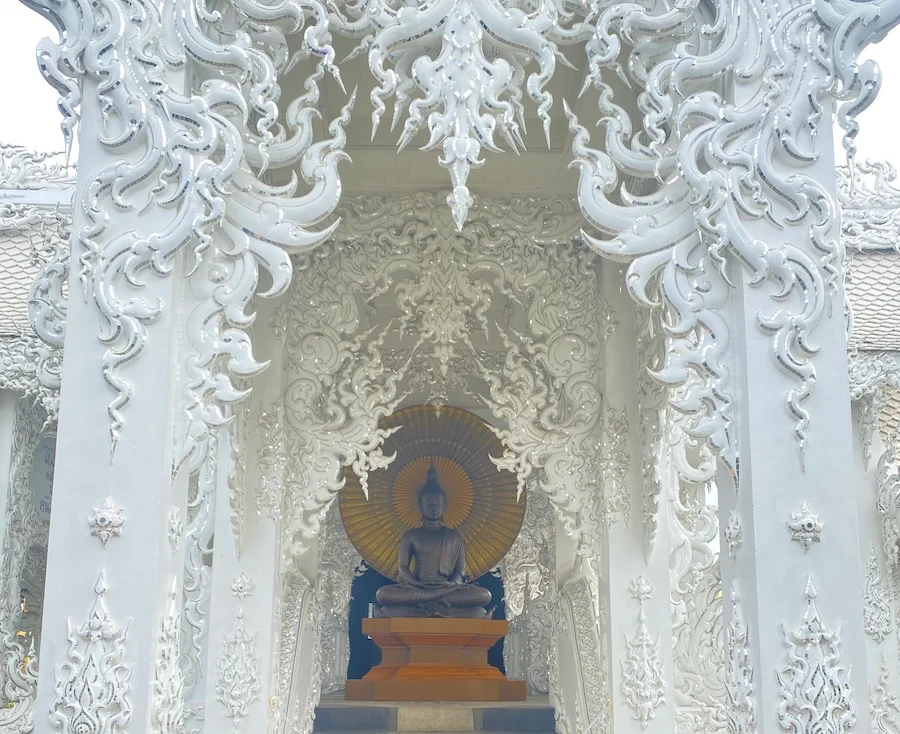 Un Budha en el interior del templo
