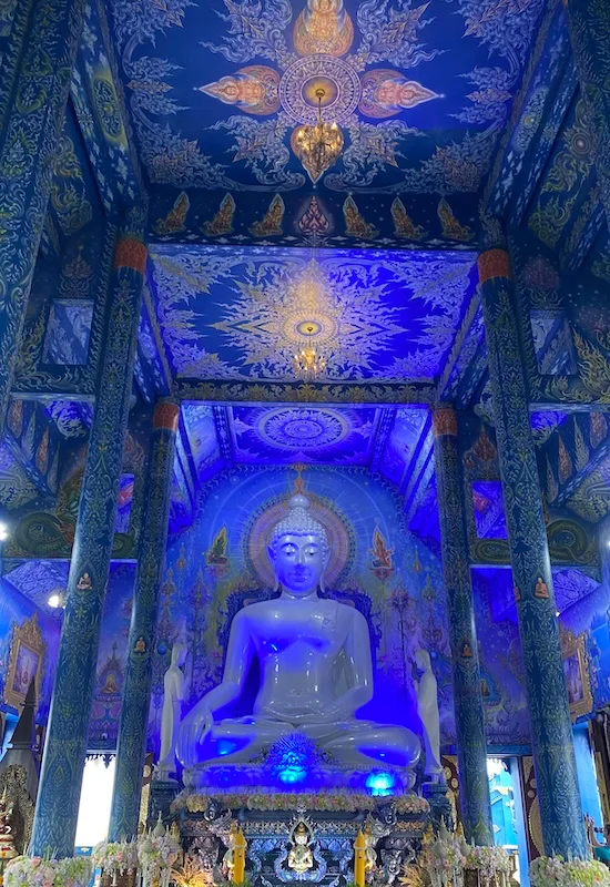 El Budha en color blanco contrasta con las paredes azules