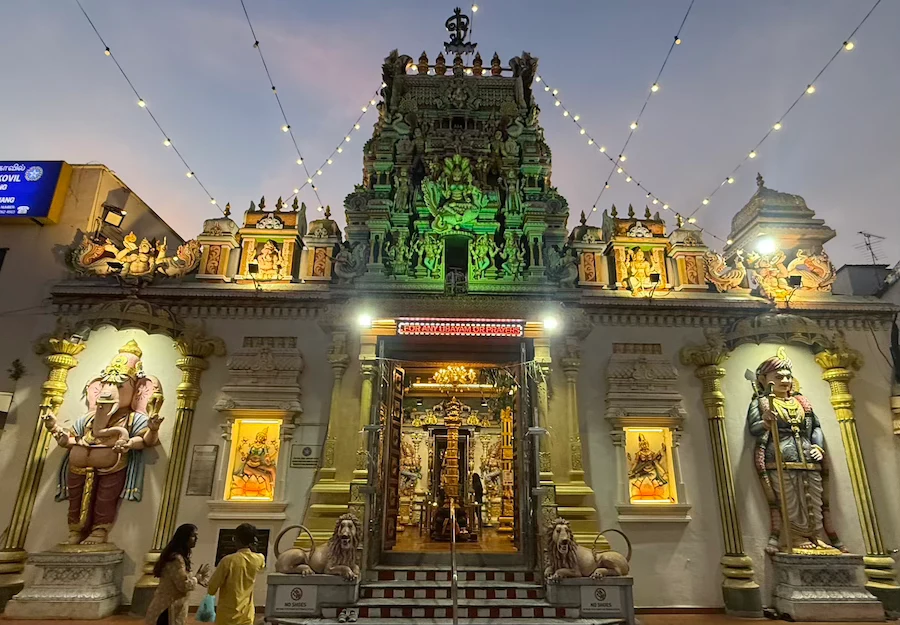 Entrada al templo hindú de la ciudad