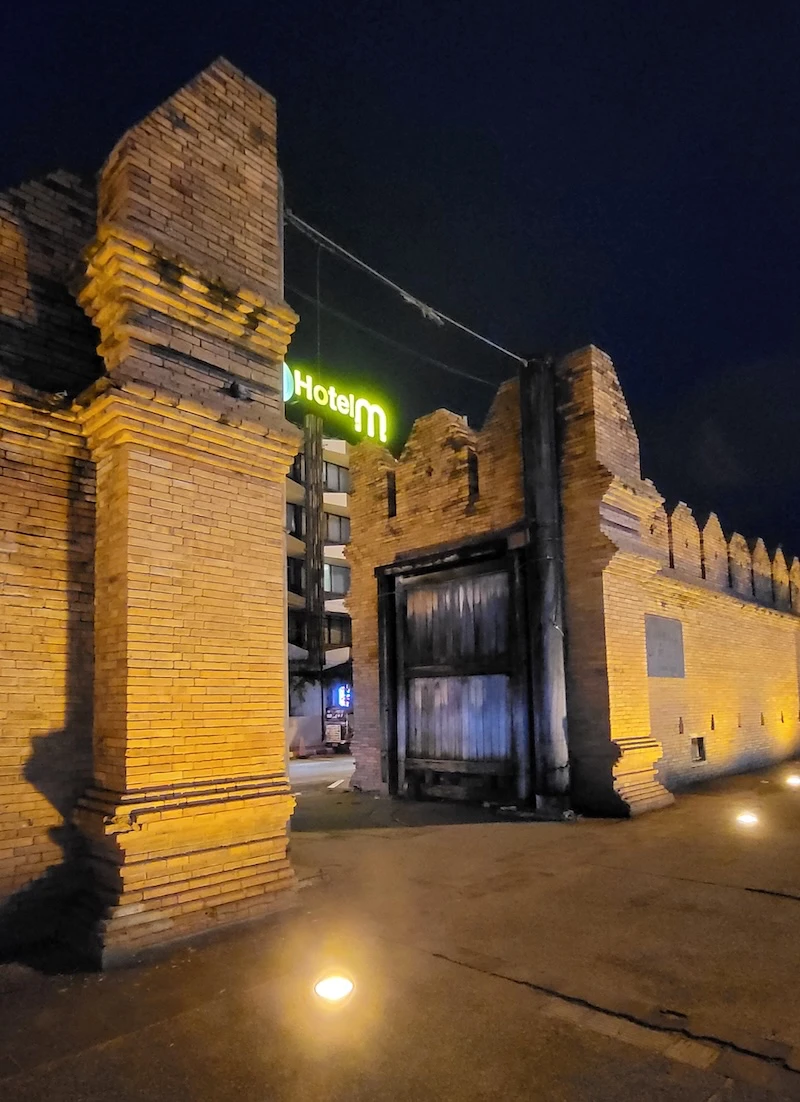 Una de las puertas de acceso a la ciudad amurallada de Chiang Mai
