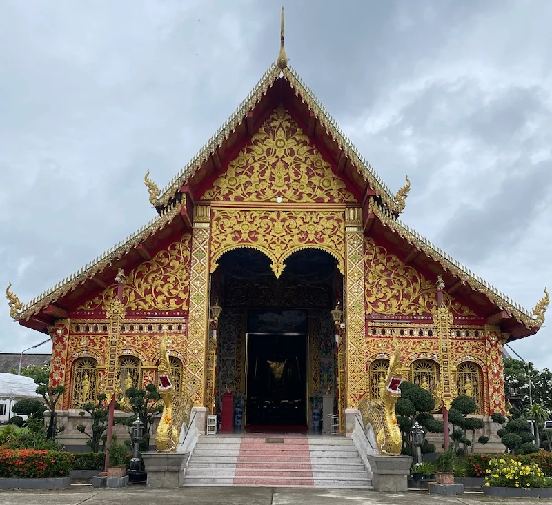 Un templo impresionante en mitad del pueblo