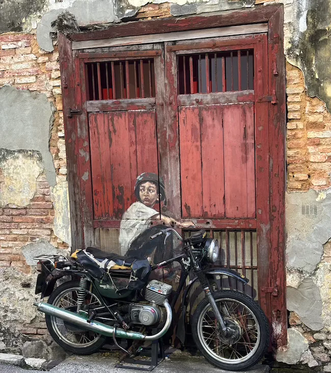 Mural de El niño en moto de George Town