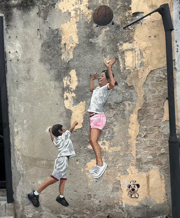 La canasta de baloncesto sobre un canalón