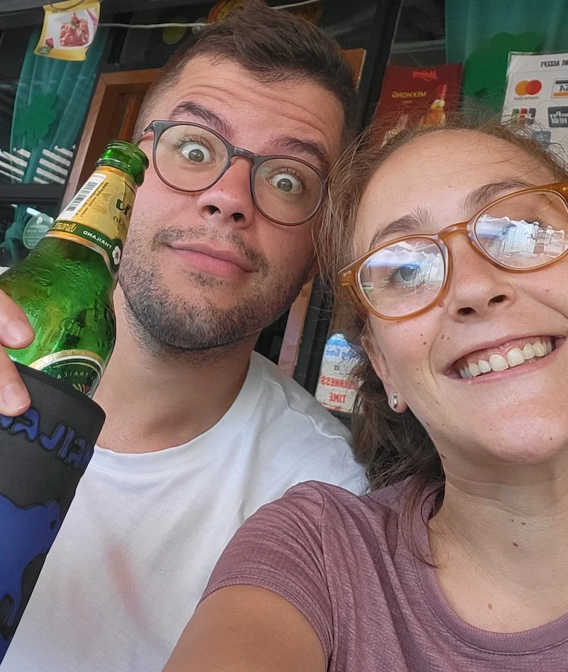 Después de un día largo, nosotros sonriendo