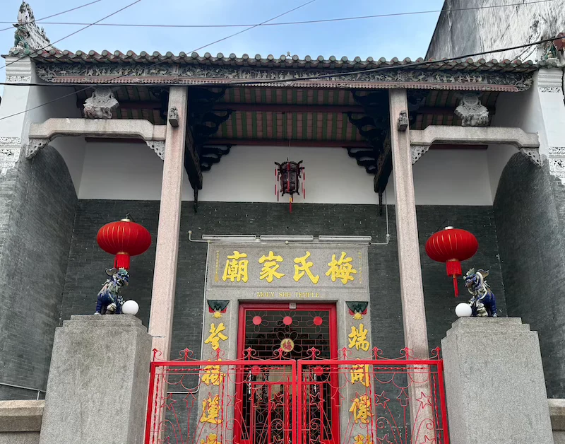 La entrada a un templo chino por las calles de la ciudad