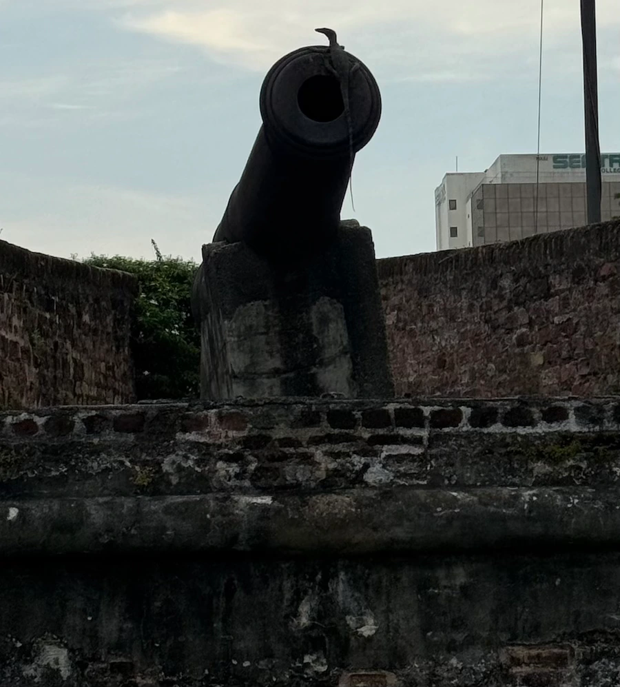 El Fuerte de la ciudad de George Town y sus cañones