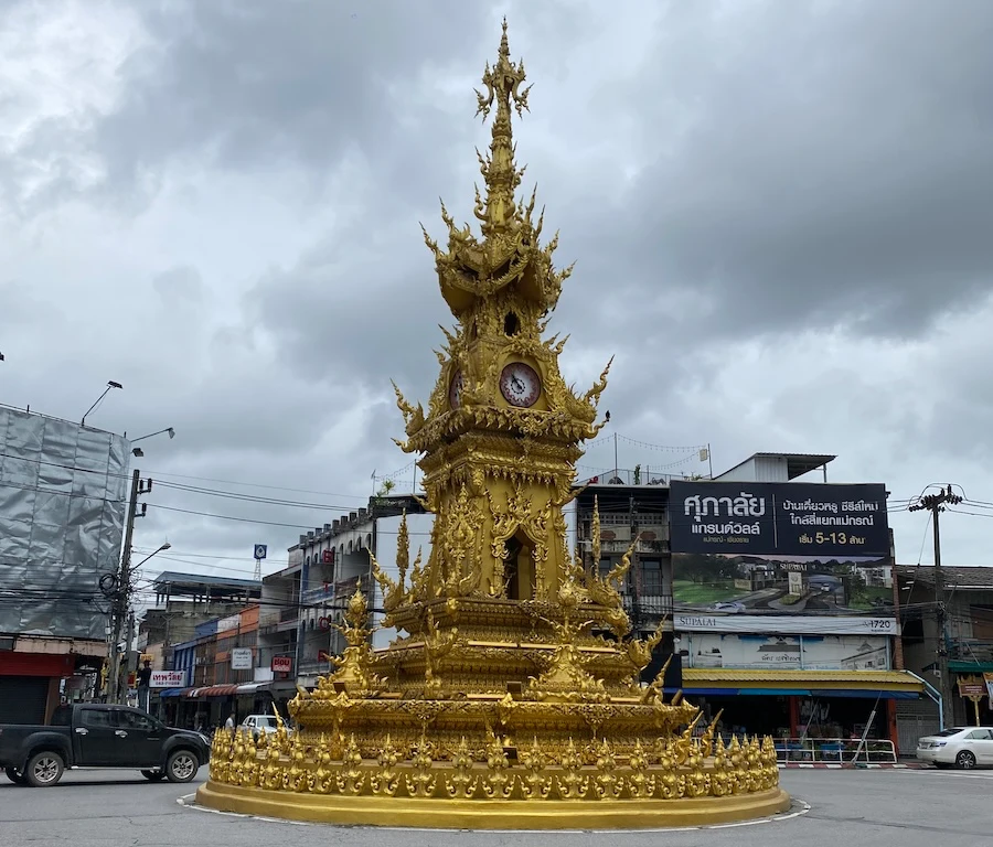 Adornos en el medio de una rotonda en Chiang Rai