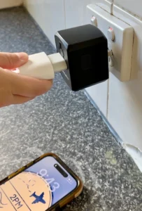 utilizando un adaptador de corriente en Australia para cargar el teléfono