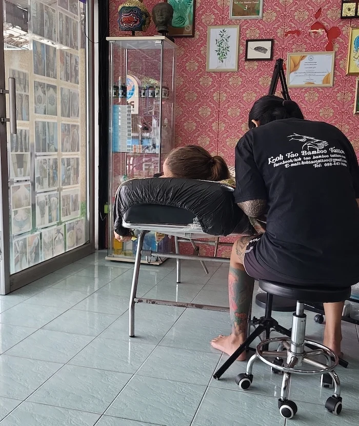 Ali en la cama mientras la tatuaban