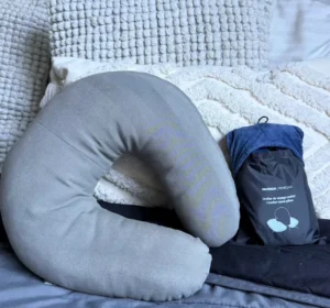 Almohadas portátiles sobre almohadas de casa
