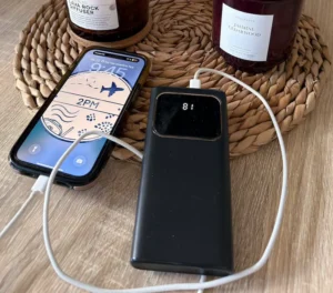 Cargando el móvil con una batería portátil