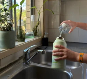 Llenando una botella de agua de acero reutilizable