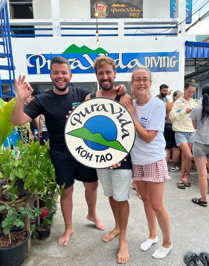 Nosotros con Ion y el cartel de Pura Vida Koh Tao