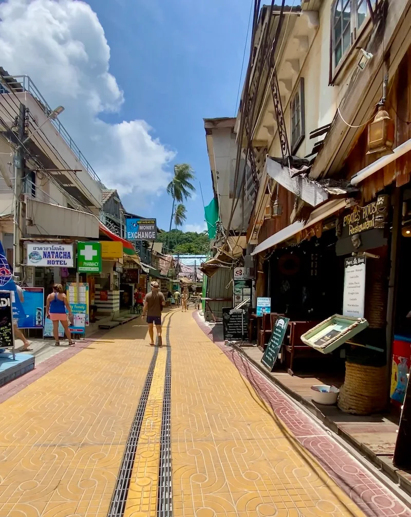 La calle de entrada a Koh Phi Phi