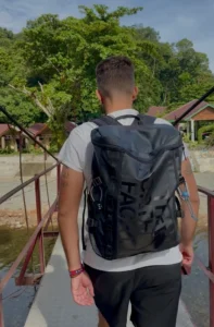 Pablo de excursión por la selva con una mochila pequeña
