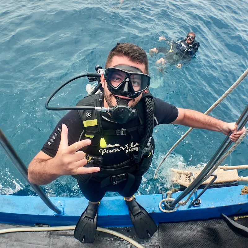 Pablo en el barco de buceo listo para lanzarse al agua