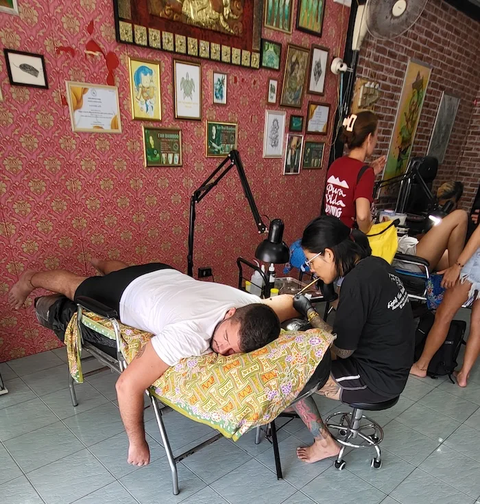 Pablo en la camilla mientras lo tatuaban con bambú