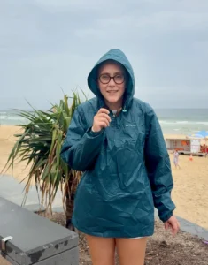 Alicia en Gold Coast bajo la lluvia con el chubasquero de Decathlon