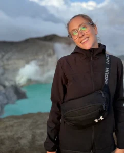 Alicia en el volcán Ijen con la riñonera de Under Armour