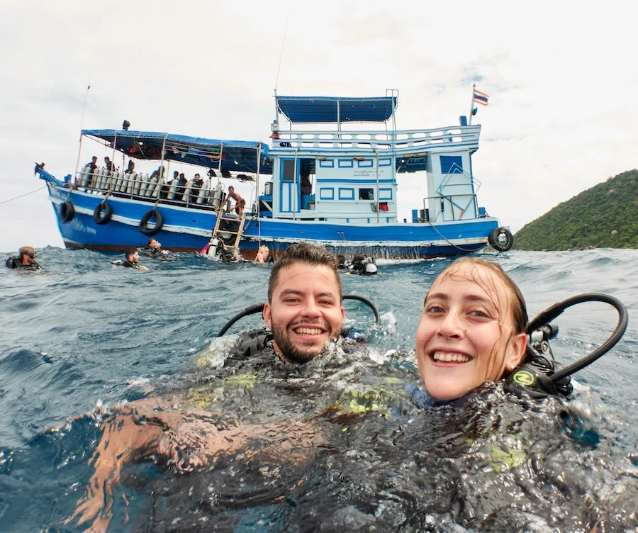 Nosotros acabando la inmersión con el barco de Pura Vida