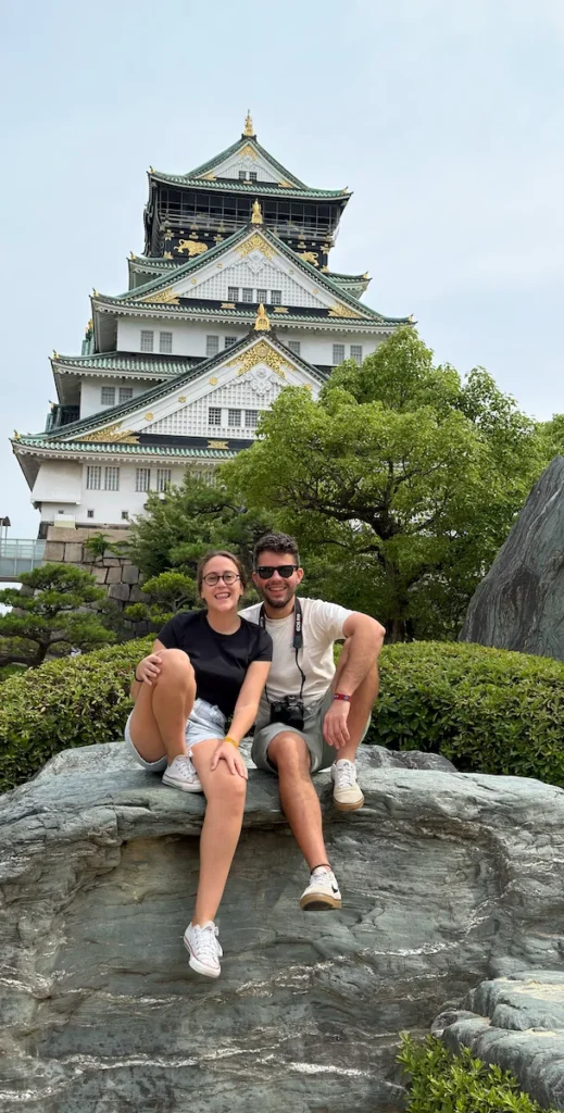 Ali y Pablo, creadores de 2pasosalmundo, en el castillo de Osaka